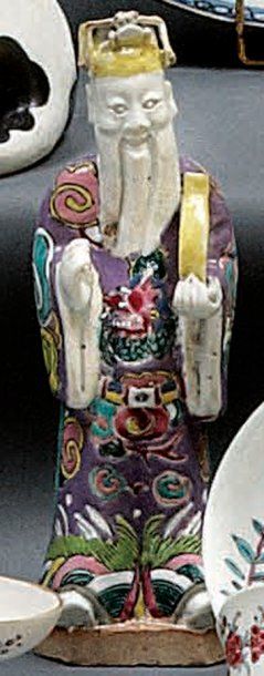 CHINE. Sujet figurant un immortel décoré en polychromie. Premier tiers du XIXè siècle....