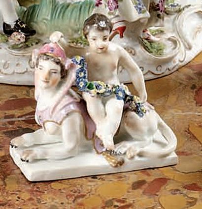MEISSEN. Figurine représentant un enfant tenant une guirlande de fleurs assis sur...