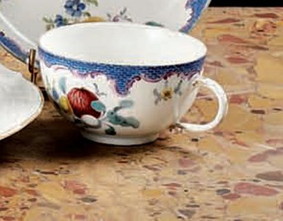 MEISSEN. Tasse et sa sous tasse à décor polychrome sur fond blanc de fruits, en bordure...