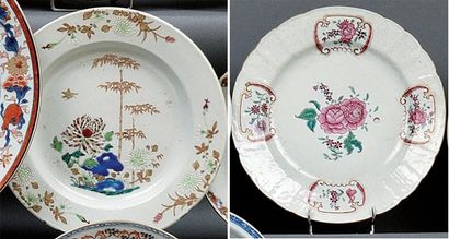 CHINE. Compagnie des Indes. Deux plats ronds décorés en émaux de la Famille Rose...