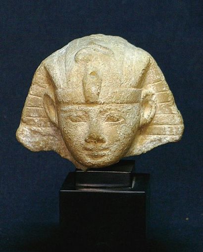 null AMÉNOPHIS II. Tête en albâtre représentant le pharaon Aménophis II, coiffée...