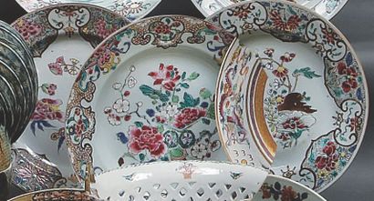 CHINE Trois assiettes rondes décorées en émaux de la famille rose de fleurs, de branches...