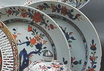 CHINE Paire d'assiettes rondes décorées en émaux de la famille rose, de rochers percés,...
