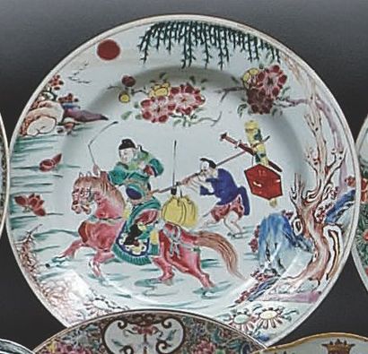 CHINE Assiette ronde décorée en émaux de la famille rose d'un cavalier traversant...