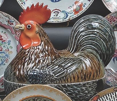 CHINE Terrine en trompe l'oeil figurant un coq décoré au naturel en brun, gris-bleu...