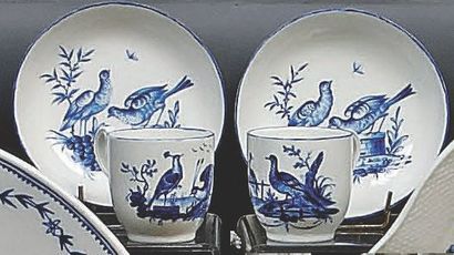 TOURNAI Deux tasses et leur soucoupe à décor en camaïeu bleu de couple d'oiseaux...