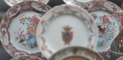 CHINE Compagnie des Indes. Deux assiettes rondes décorées en émaux de la famille...