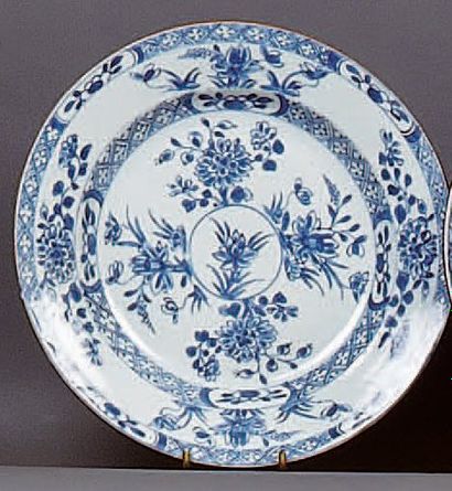 CHINE Assiette ronde décorée en bleu sous couverte de fleurs. XVIIIè s.. D. 23 cm....
