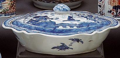 CHINE Légumier ovale couvert à contours décoré en bleu sous couverte d'un paysage...