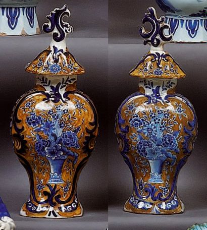 DELFT (Genre de) Paire de vases couverts de forme balustre à pans coupés, décorés...
