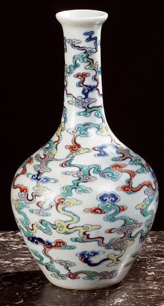 CHINE Vase de forme balustre à long col étroit décoré en émaux doucaï de nuages formés...