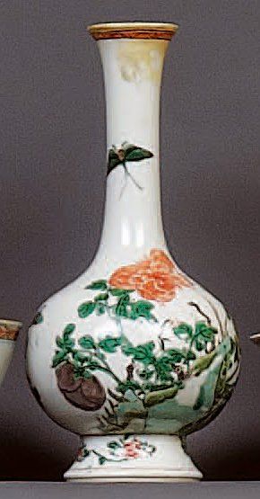 CHINE Vase de forme balustre à long col étroit à décor en émaux de la famille verte...