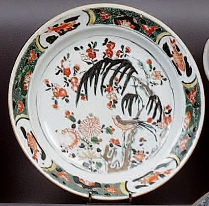 CHINE Assiette ronde décorée en émaux de la famille verte d'un oiseau perché sur...