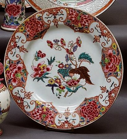 CHINE Assiette ronde décorée en émaux de la famille rose de feuilles et de fleurs...
