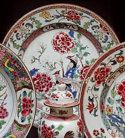 CHINE Assiette ronde décorée en émaux de la famille rose de deux phoenixs perchés...