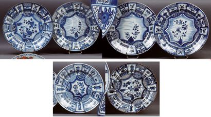 CHINE Suite de six assiettes rondes décorées en bleu sous couverte de fleurs sur...