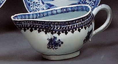 CHINE Saucière ovale décorée en bleu sous couverte de fleurs. Fin du XVIIIè s.. L....