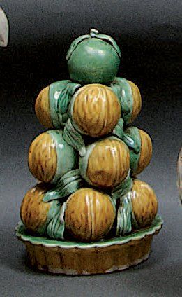 CHINE Pyramide de fruits traitée en relief en biscuit vert et jaune. Fin du XVIIIème...