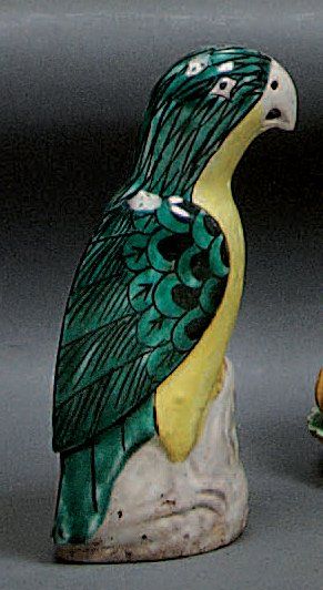 CHINE Perroquet perché sur un tertre en biscuit émaillé vert brun et jaune. XIXème...