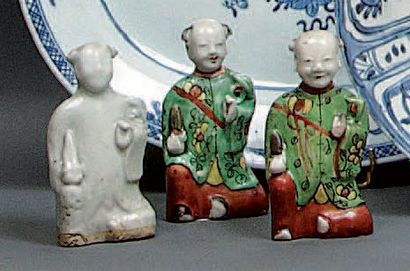 CHINE Trois enfants assis dits Hoho portants une calebasse dans leur dos. Deux sont...