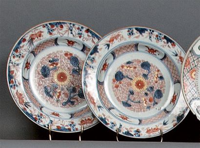 CHINE Paire d'assiettes rondes décorée dans la palette imari de fleurs et de feuillages....
