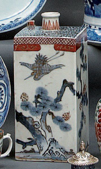 JAPON Bouteille à saké quadrangulaire décorée dans la palette imari en bleu sous...