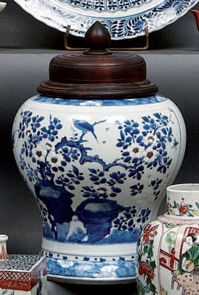 CHINE Vase balustre (ancien vase cornet) décoré en bleu sous couverte, rouge de cuivre...