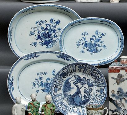 CHINE Trois plats ovales dont deux creux décorés en bleu sous couverte de fleurs...