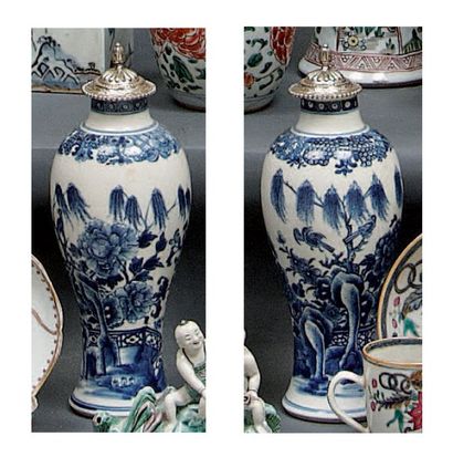 CHINE Paire de petits vases balustres décorés en bleu sous couverte de rochers percés,...