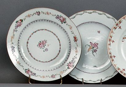 CHINE Deux assiettes rondes décorées en émaux de la famille rose de motifs guirlandes...