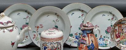 CHINE Quatre petites assiettes rondes décorées en émaux de la famille rose de fleurs...