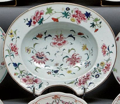 CHINE Plat à barbe ovale décoré en émaux de la famille rose de fleurs. XVIIIème siècle....