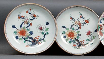 CHINE Paire de coupes rondes décorées en émaux de la famille rose et bleu sous couverte...