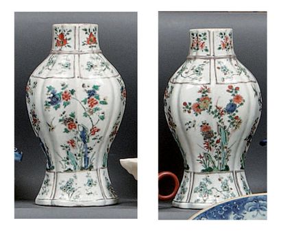 CHINE Paire de vases de forme balustre à cotes droites ; ils sont décorés en émaux...