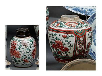 CHINE Vase décoré en émaux wucaï de fleurs et rochers percés dans des réserves encadrées...
