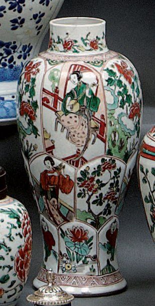 CHINE Vase balustre décoré en émaux de la famille verte de musiciennes dans des réserves...