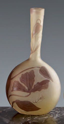 Emile GALLE (1846-1904) Vase soliflore à panse ronde aplatie. Epreuve en verre doublé...