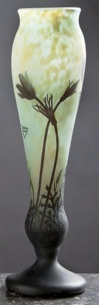 DAUM Vase balustre à col annulaire sur piédouche. Epreuve en verre marmoréen vert...