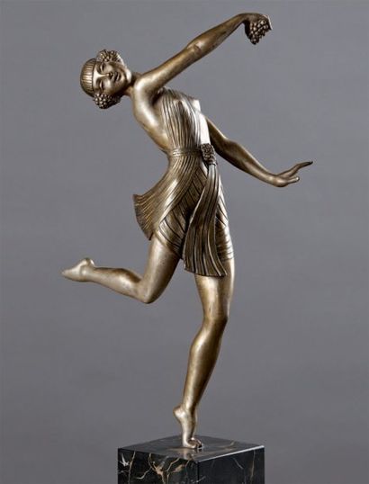 TRAVAIL FRANÇAIS 1930 Danseuse aux pampres. Epreuve en bronze à patine bicolore (désargentée)....