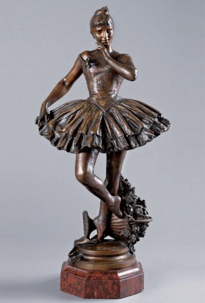 École du XIXe siècle La danseuse Épreuve en bronze patine brune signée sur la tranche...