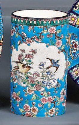 LONGWY Vase rouleau à décor d'un oiseau en vol et d'un Oiseau sur une branche dans...