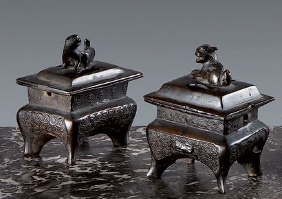 null DEUX PETITS BRÛLE PARFUM en bronze, le couvercle orné d'un animal Chine, XXème...
