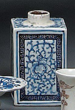 CHINE. Boite à thé quadrangulaire décorée en bleu sous couverte de fleurs traitées...