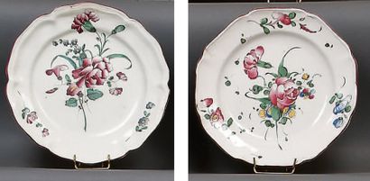 LUNEVILLE. Deux assiettes à bord lobé, à décor polychrome de fleurs. Fin du XVIIIè,...
