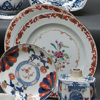 CHINE. Deux assiettes décorées dans la palette Imari de fleurs. XVIIIè siècle. R...
