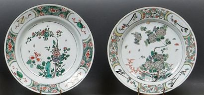 CHINE. Deux assiettes rondes décorées en émaux de la Famille verte de branches fleuries....