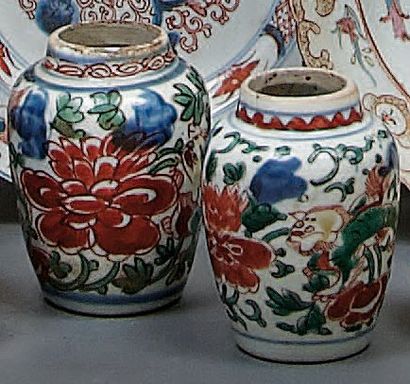 CHINE. Paire de petits vases à décor bleu, rouge et vert de Chiens de Fô parmi des...