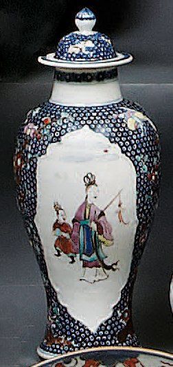 CHINE. Vase couvert de forme balustre à décor dit « mandarin » de personnages dans...