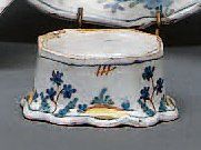 LA ROCHELLE. Saleron octogonal à décor polychrome de fleurs de chicorée. XVIIIè siècle....