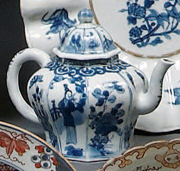 CHINE. Théière octogonale couverte en porcelaine blanche à décor en bleu sous couverte...